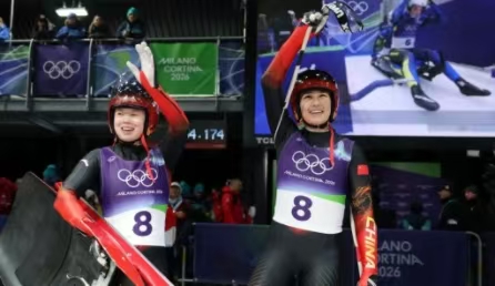 中國(guó)雪橇國(guó)家隊(duì)運(yùn)動(dòng)員古麗潔乃提·阿迪克尤木/趙佳穎獲得雪橇女子雙人比賽第八名